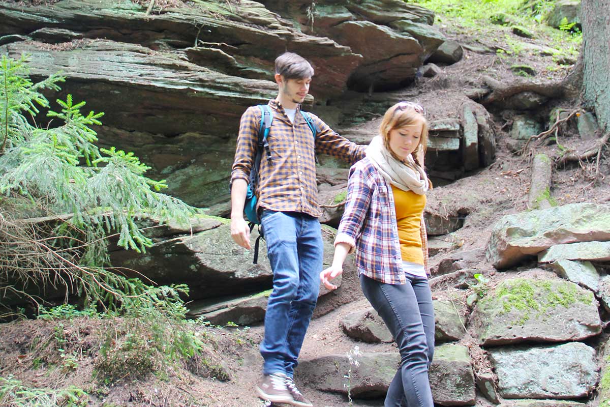 Wanderer auf dem Wasser-Wald- und Wiesenpfad zwischen Calw und Bad Teinach-Zavelstein.